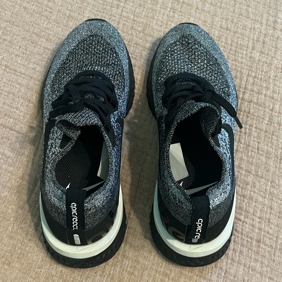 Nike Epic React Flyknit Oreo - Picture 3 of 7